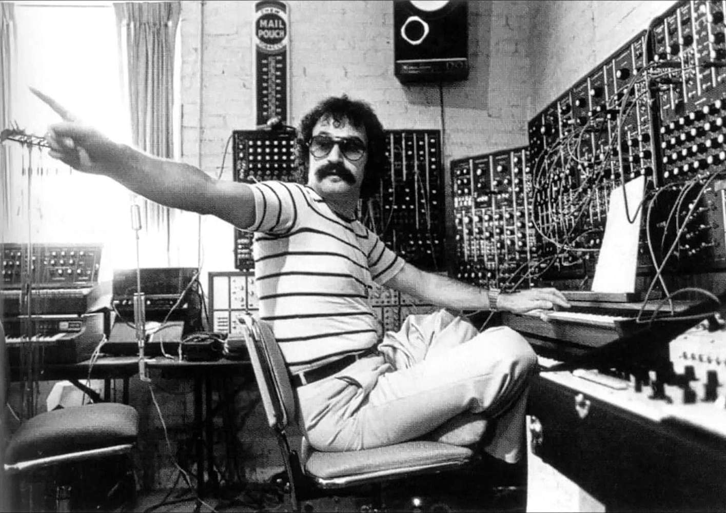 Giorgio Moroder w studiu muzycznym