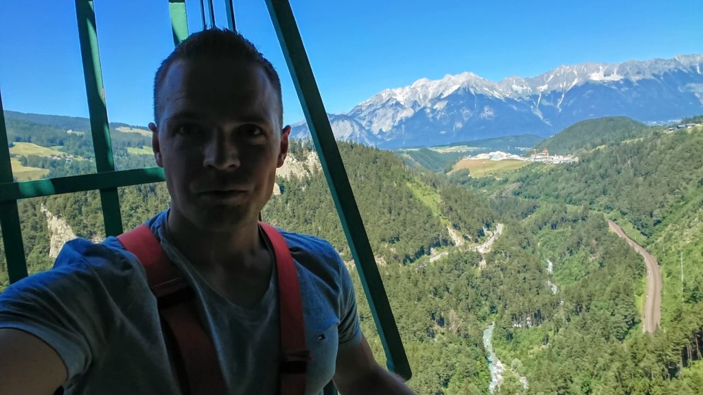 Skok bungee z mostu Europabrücke