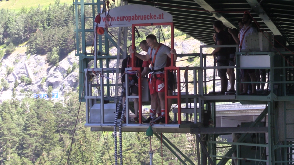 Skok bungee z mostu Europabrücke