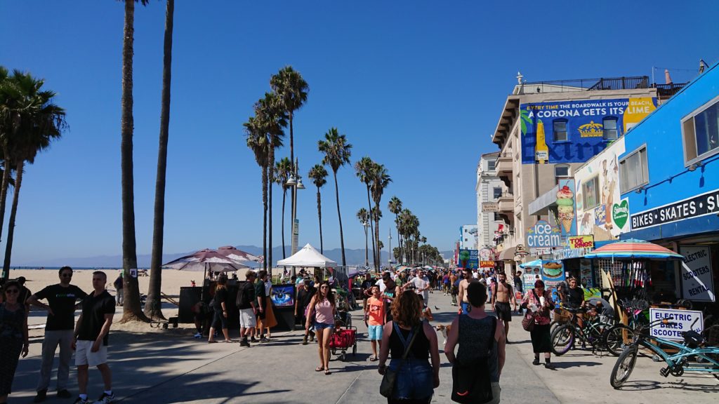 Tłumy ludzi i freak show w Venice Boardwalk