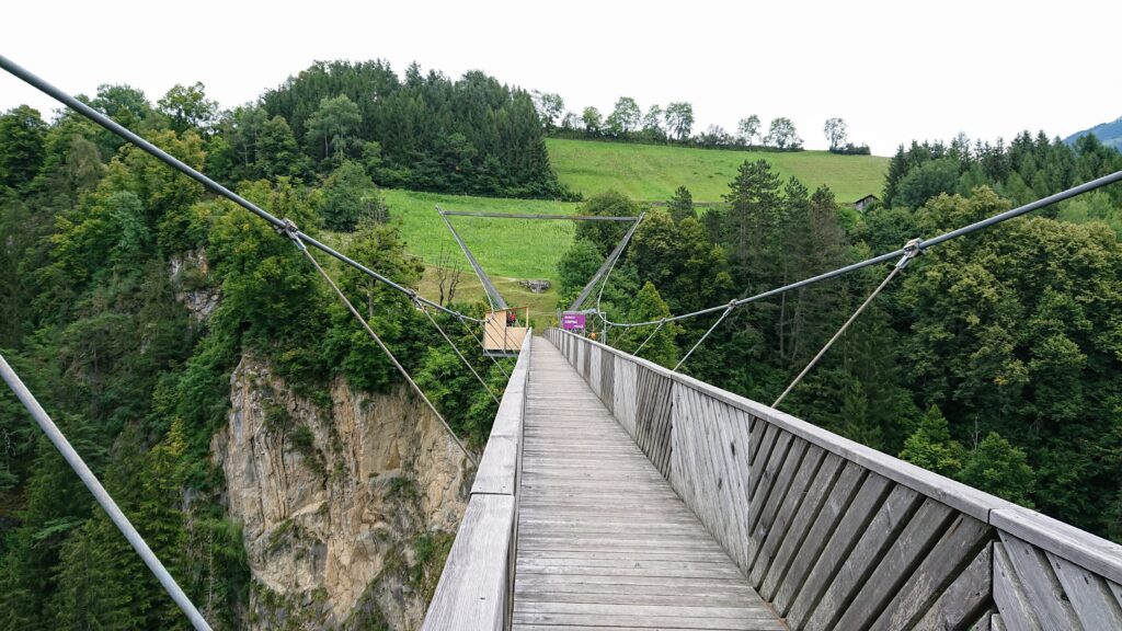 Kładka dla pieszych nad wąwozem Pitzenklamm w Austrii