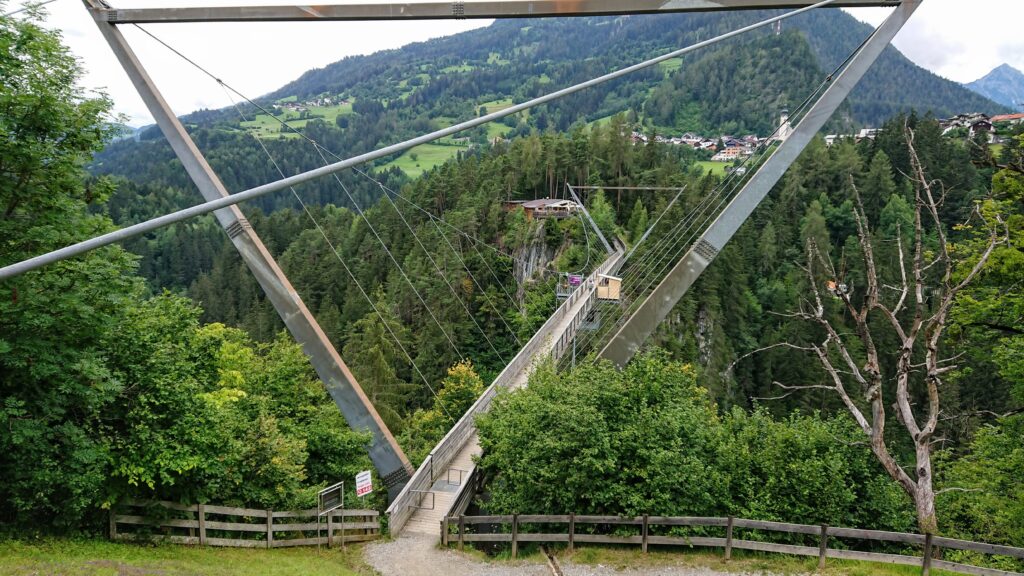 Kładka dla pieszych nad wąwozem Pitzenklamm w Austrii