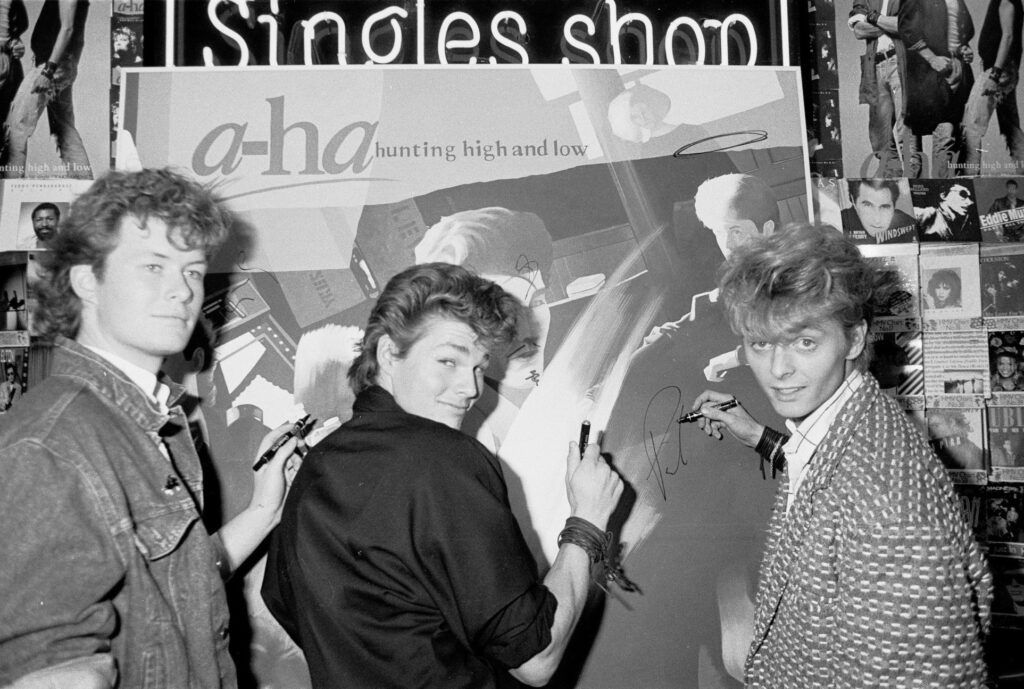 a-ha i spotkanie z fanami podczas podpisywania płyty Hunting High and Low, London, styczeń 1986 © HMV 