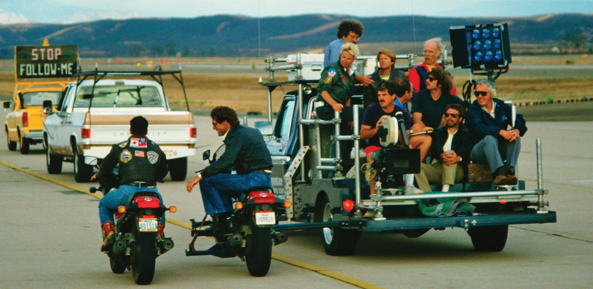 Tom Cruise i ekipa filmowa na planie filmu Top Gun