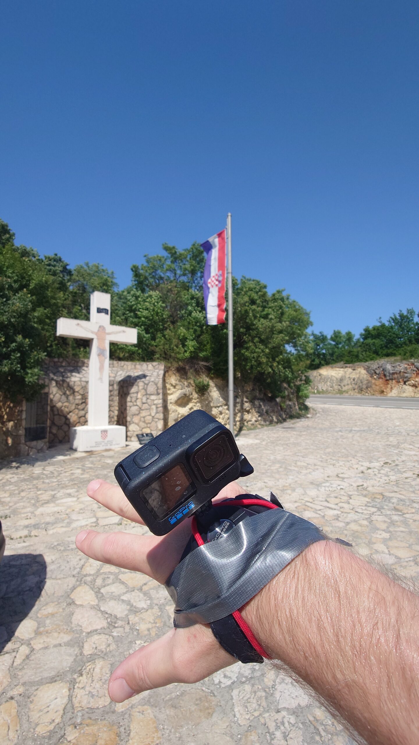 Skoki Bungee Maslenica na Maslenički most w Chorwacji, w okolicach miasta Zadar, Michał Fic.