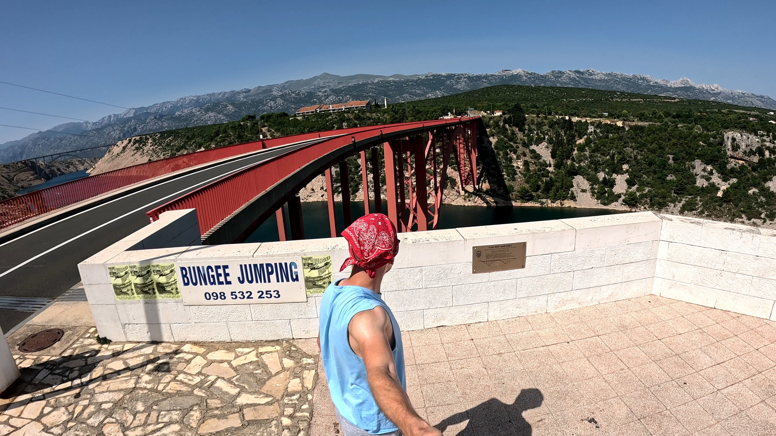 Skoki Bungee Maslenica na Maslenički most w Chorwacji, w okolicach miasta Zadar, Michał Fic.