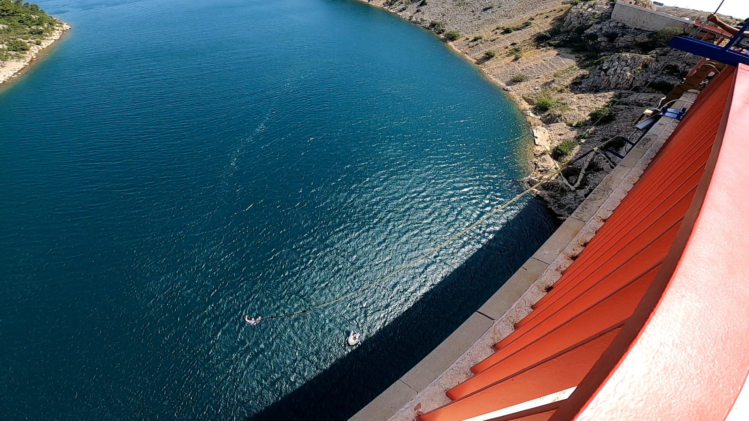 Skoki Bungee Maslenica na Maslenički most w Chorwacji, w okolicach miasta Zadar, Michał Fic.