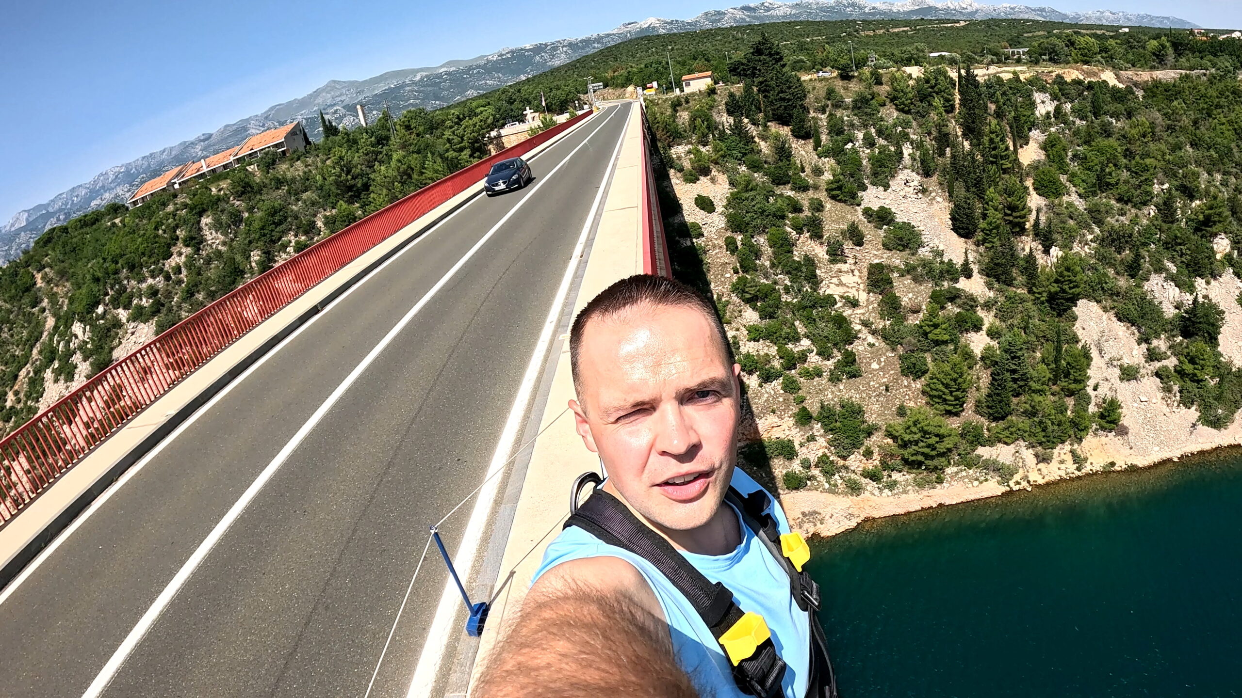 Skoki Bungee Maslenica na Maslenički most w Chorwacji, w okolicach miasta Zadar, Michał Fic.