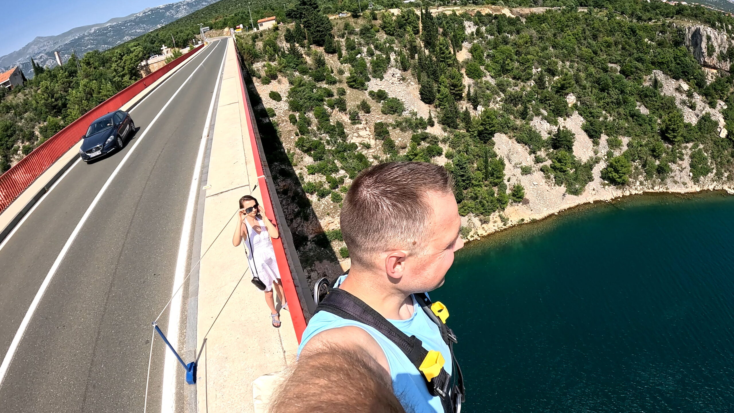 Skoki Bungee Maslenica na Maslenički most w Chorwacji, w okolicach miasta Zadar, Michał Fic.