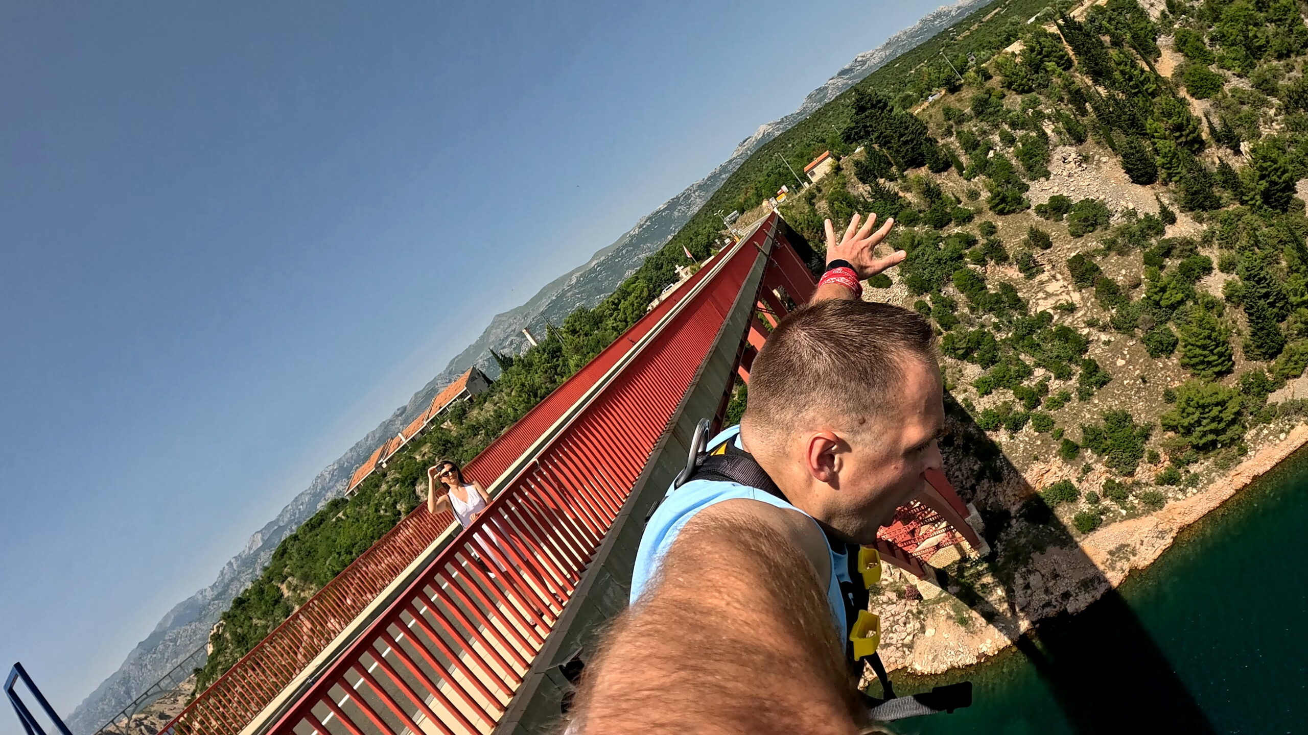 Skoki Bungee Maslenica na Maslenički most w Chorwacji, w okolicach miasta Zadar, Michał Fic.