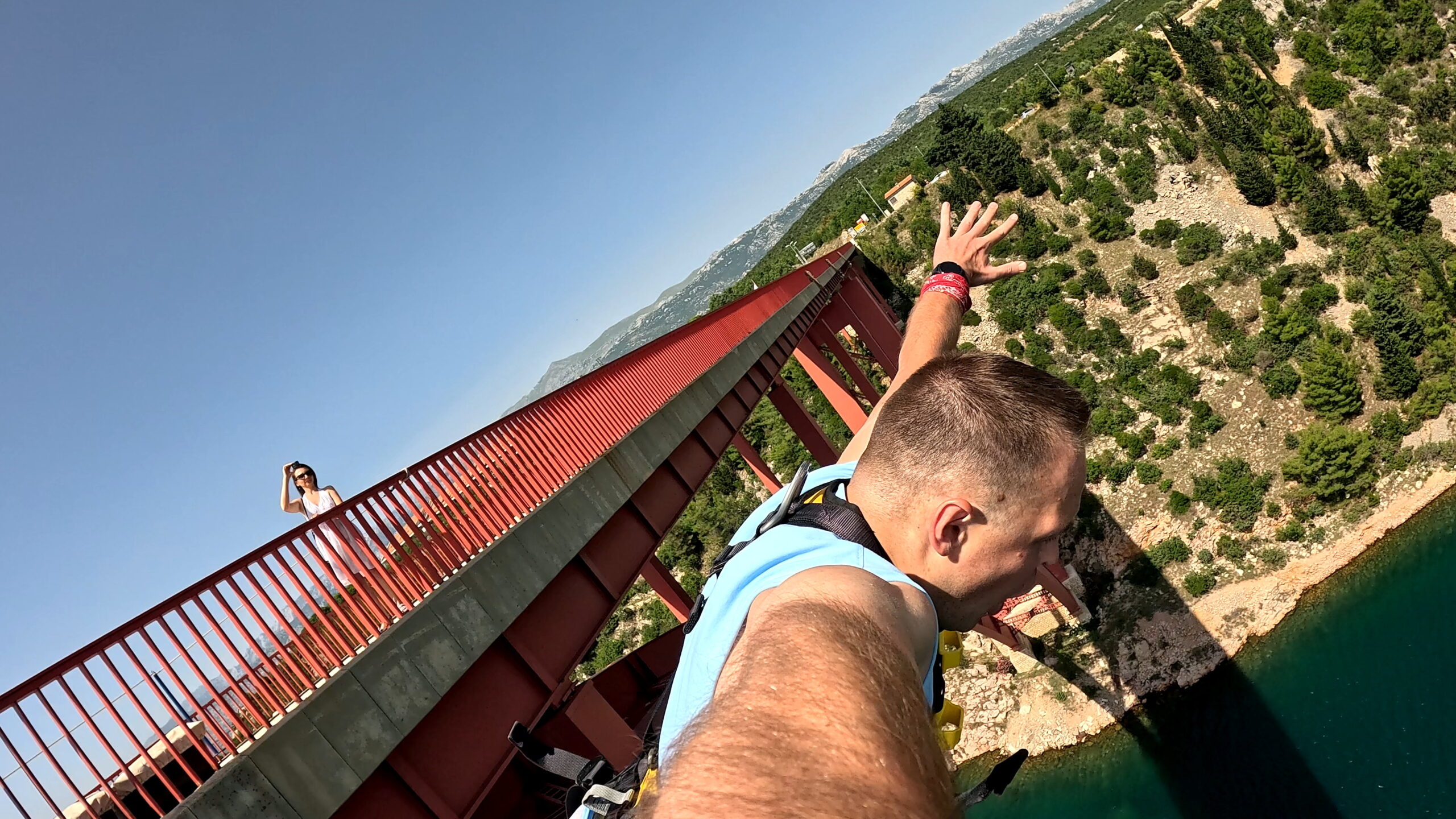 Skoki Bungee Maslenica na Maslenički most w Chorwacji, w okolicach miasta Zadar, Michał Fic.