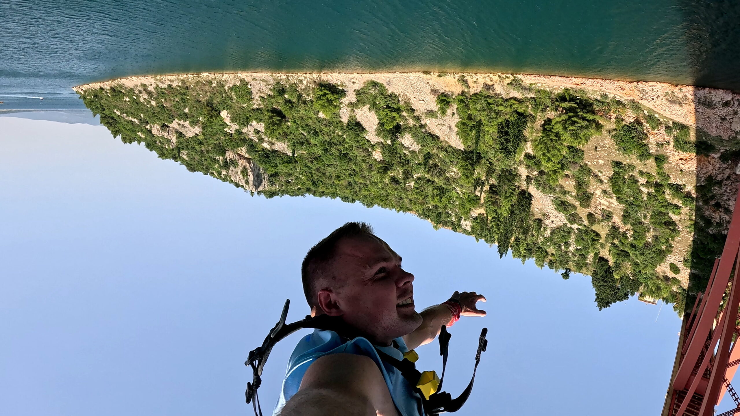 Skoki Bungee Maslenica na Maslenički most w Chorwacji, w okolicach miasta Zadar, Michał Fic.