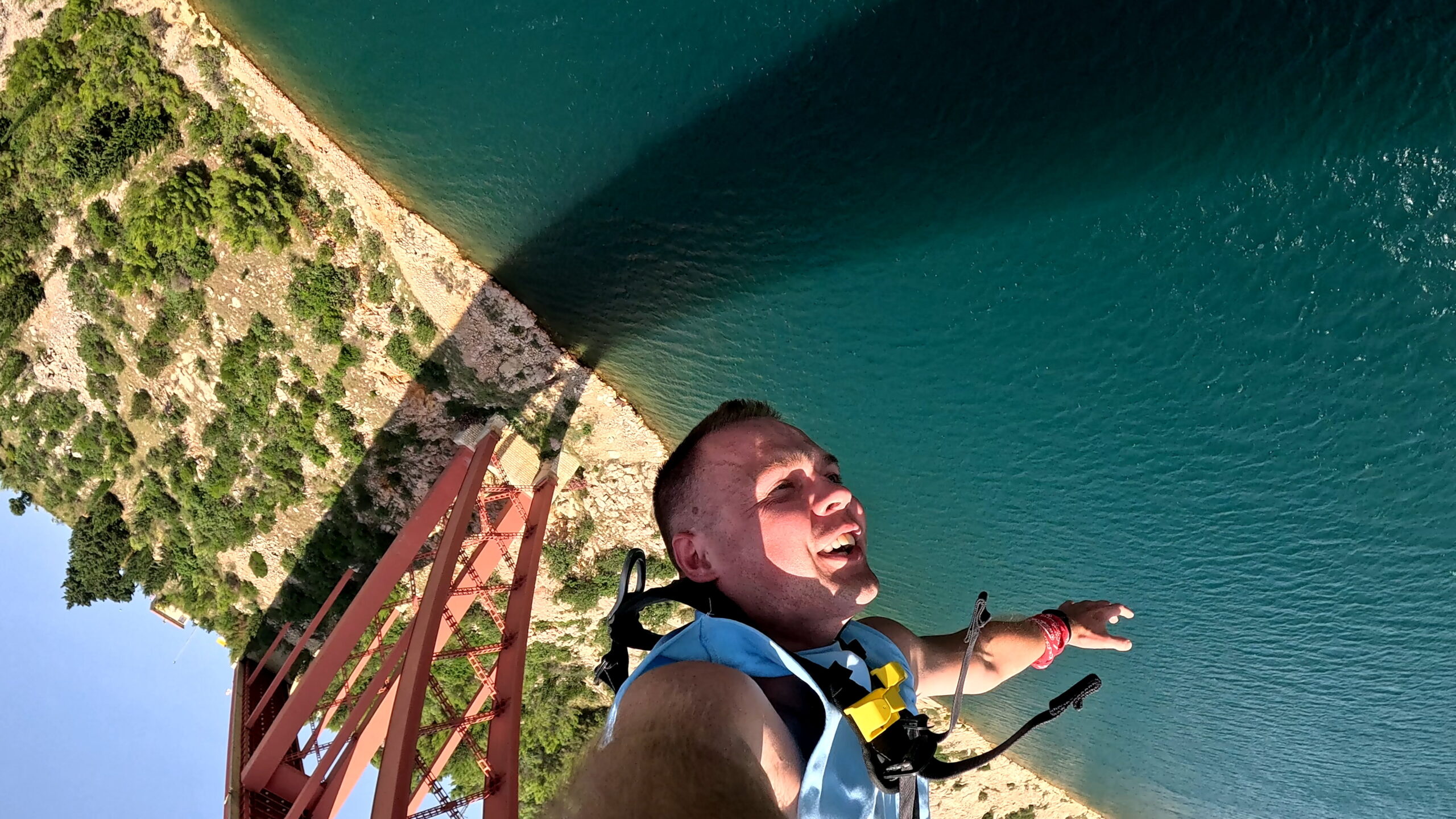 Skoki Bungee Maslenica na Maslenički most w Chorwacji, w okolicach miasta Zadar, Michał Fic.