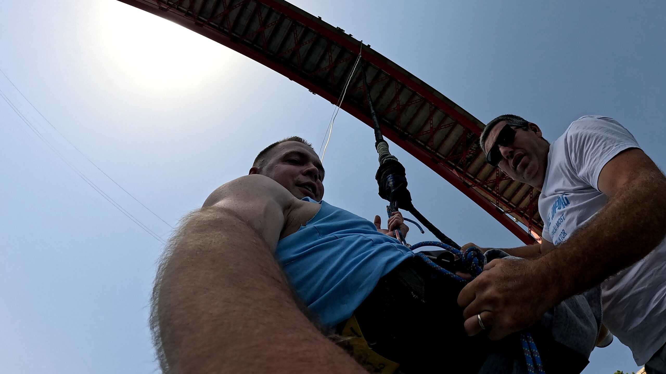 Skoki Bungee Maslenica na Maslenički most w Chorwacji, w okolicach miasta Zadar, Michał Fic.