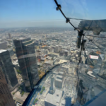 Przeszkolona zjeżdżalnia na wysokości poza budynkiem, Los Angeles